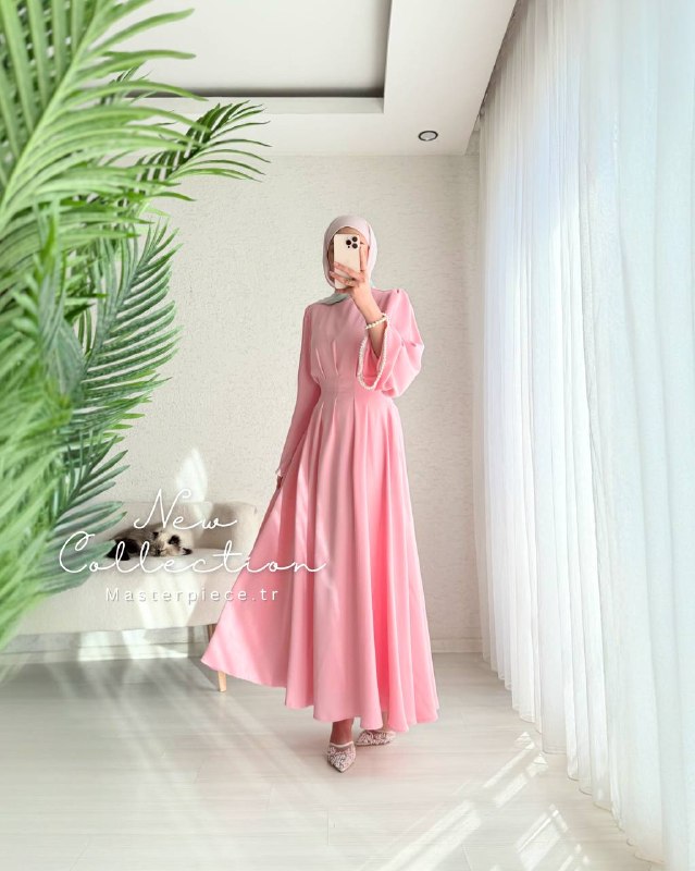 Dress with pearls on the sleeves