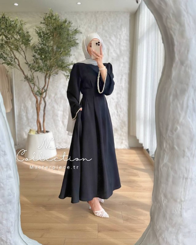 Dress with pearls on the sleeves