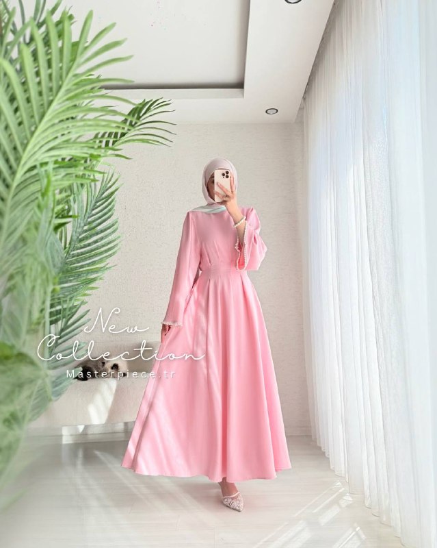 Dress with pearls on the sleeves