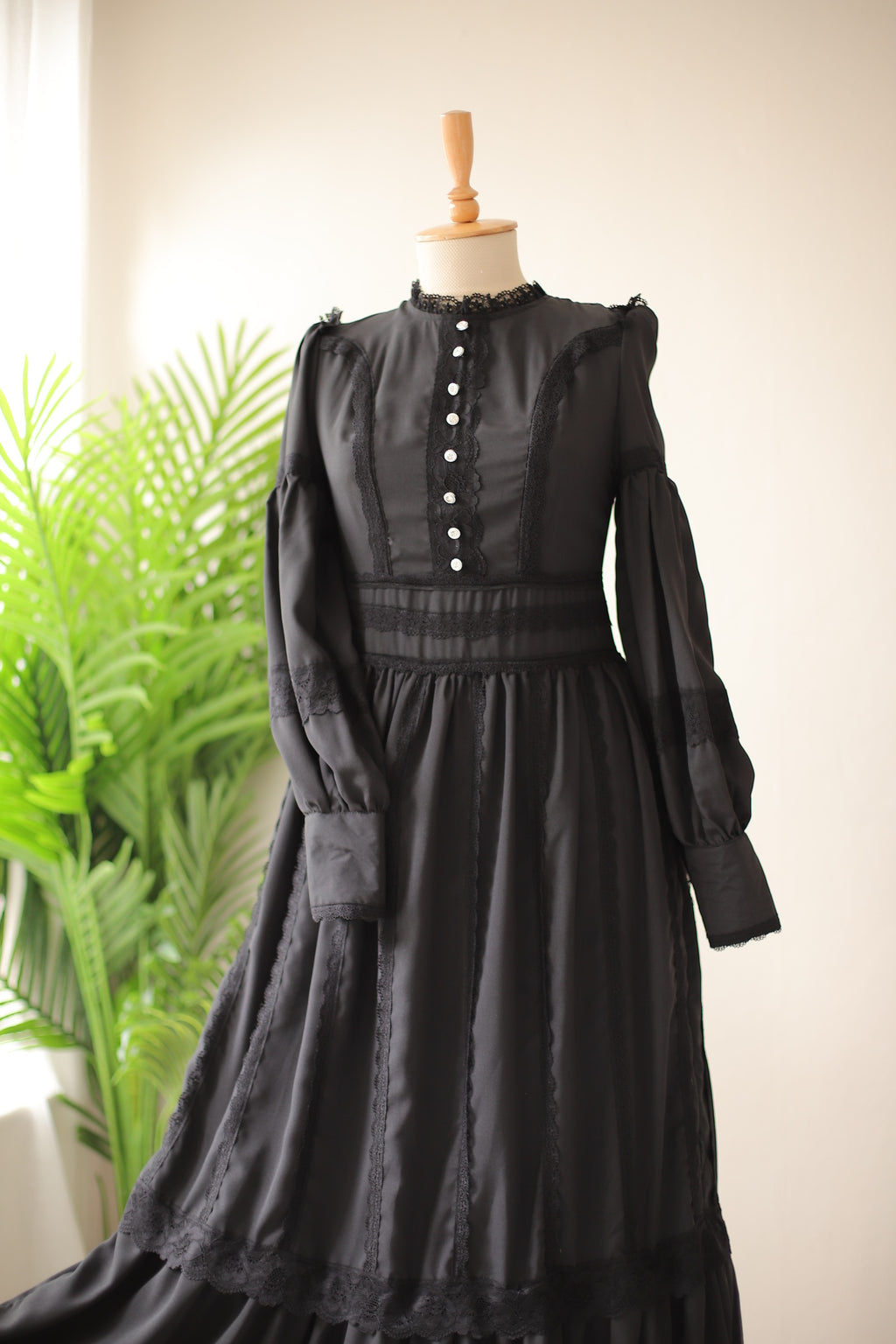 Dantel Black Dress