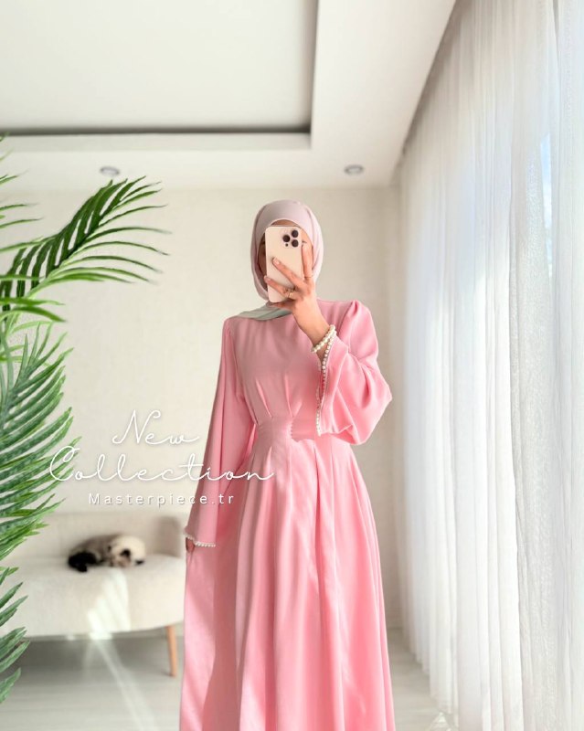 Dress with pearls on the sleeves
