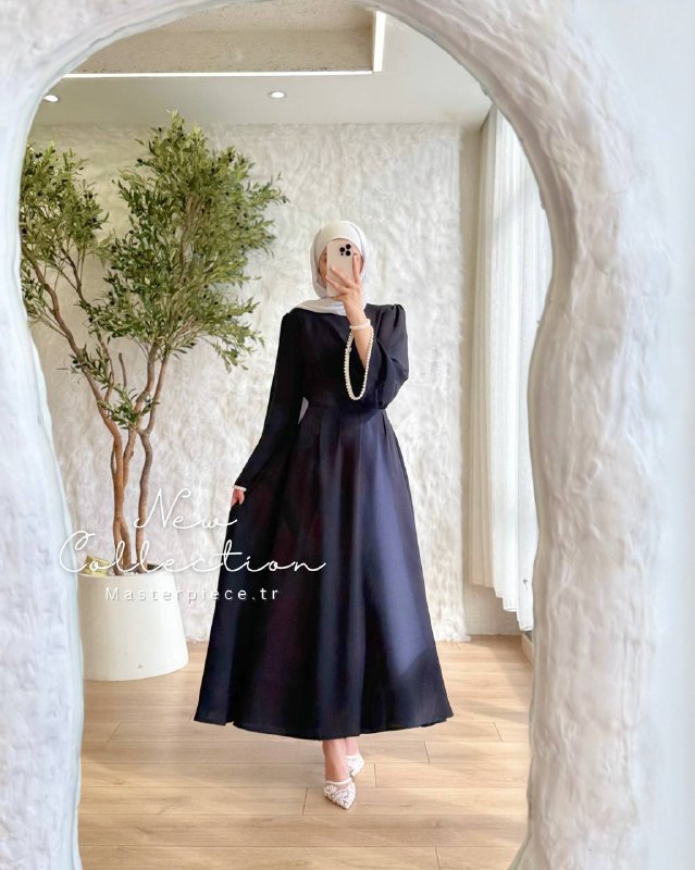Dress with pearls on the sleeves